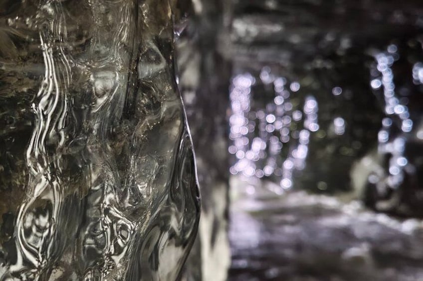 Primer plano de una escultura de vidrio con detalles intrincados. 2