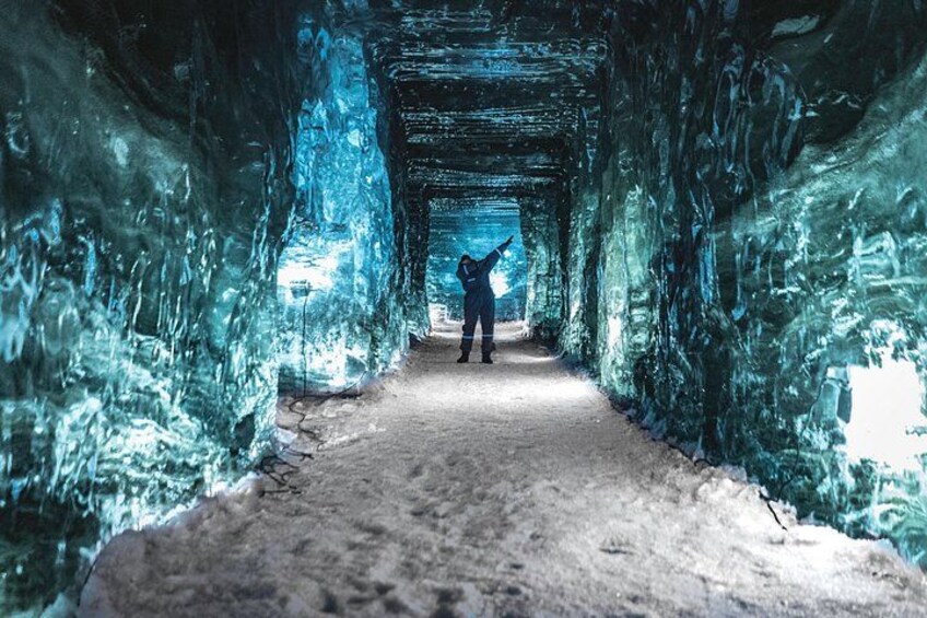 Glacier Ice Cave Dabbing 1