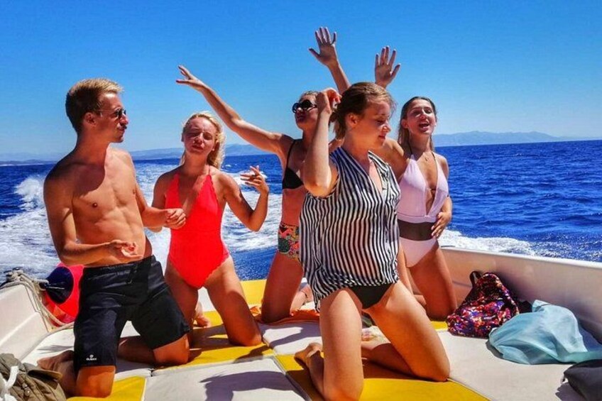 Fun, dancing, laughing and good music are part of everyday life in our company. 4