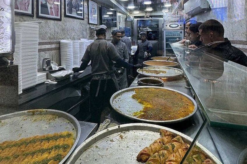 Un buffet proposant une variété de plats, un mur en marbre et des tableaux encadrés. 3