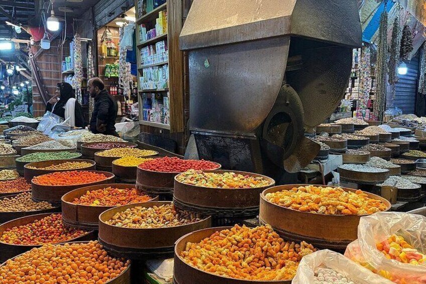 Un marché où divers produits alimentaires sont présentés dans de grands récipients. 4
