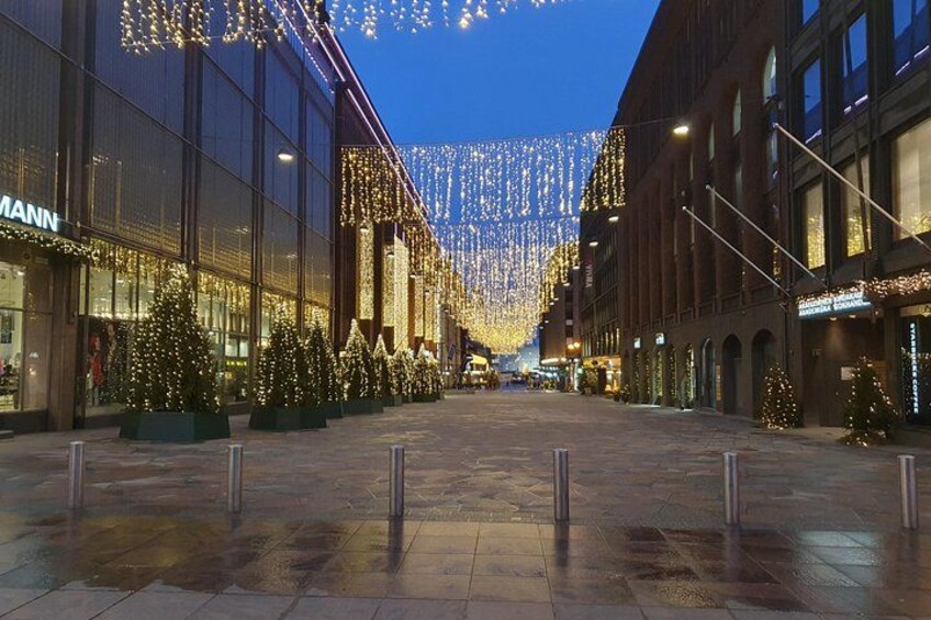 Zona comercial con árboles de Navidad y luces. 2