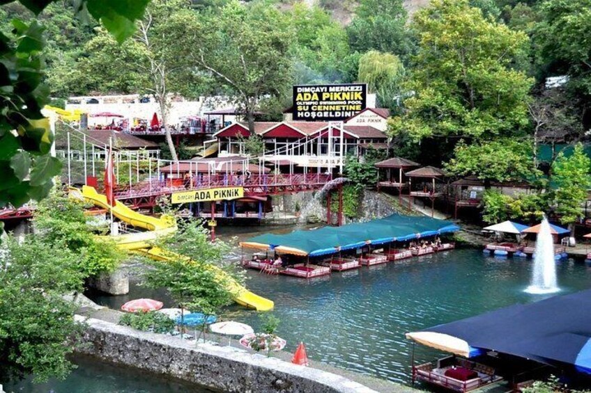Un parc aquatique avec des toboggans, des bateaux et une fontaine. 3
