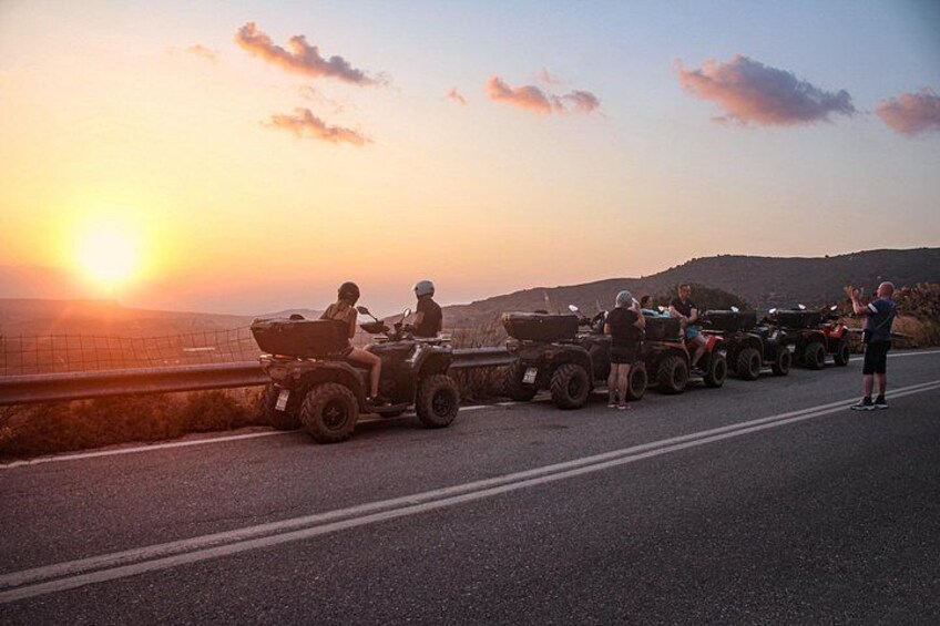 Un atardecer con cuatro vehículos todo terreno estacionados en una carretera. 2