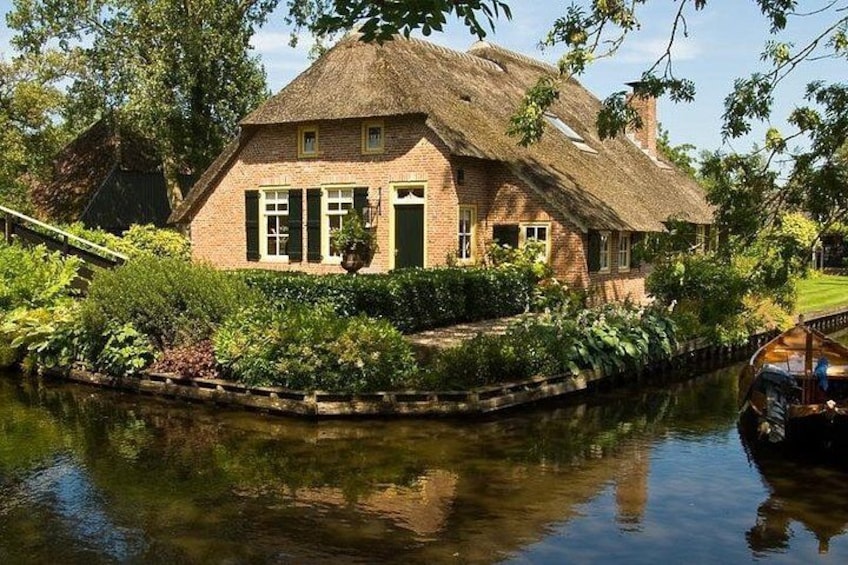Giethoorn Private Tour & Boat Trip From Amsterdam 3