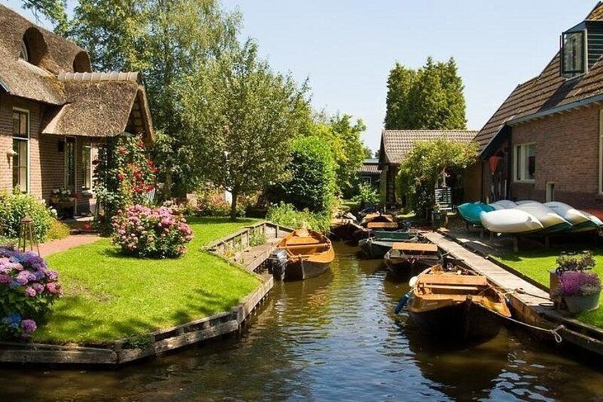 Giethoorn Private Tour & Boat Trip From Amsterdam 2