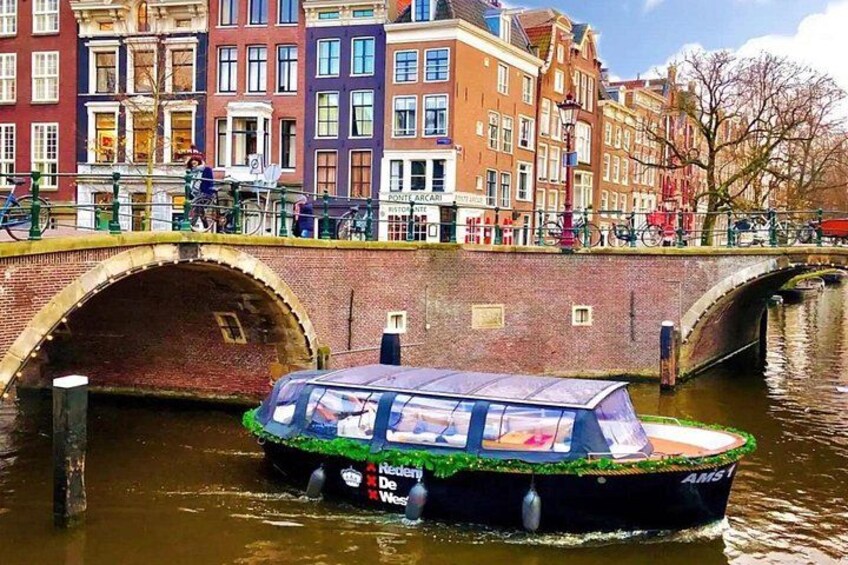 Amsterdam Small-Group Canal Cruise Including Snacks and Drinks 5