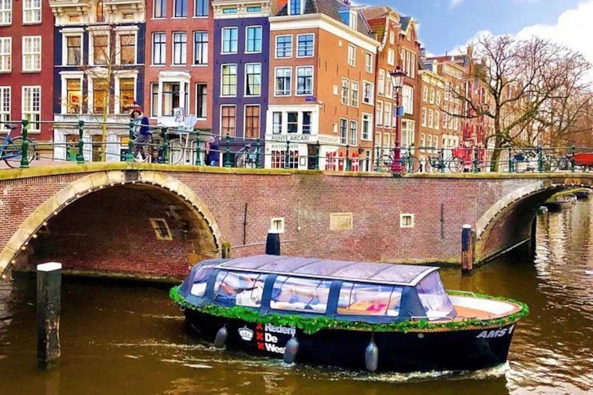 Amsterdam Small-Group Canal Cruise Including Snacks and Drinks 2