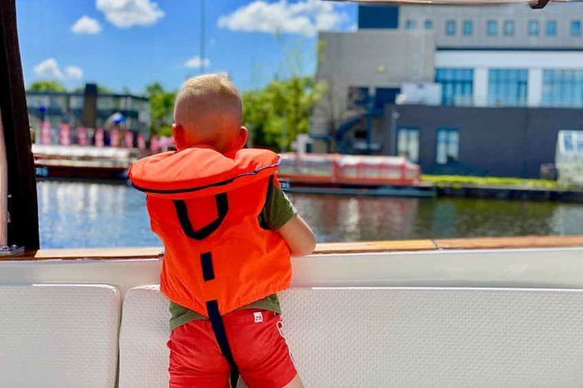 Amsterdam Small-Group Canal Cruise Including Snacks and Drinks 5
