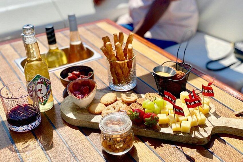 Amsterdam Small-Group Canal Cruise Including Snacks and Drinks 5