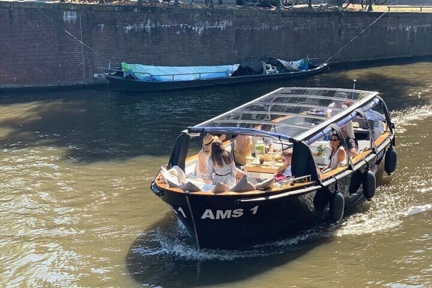 Un bateau appelé AMS 1 naviguait sur une rivière. 5