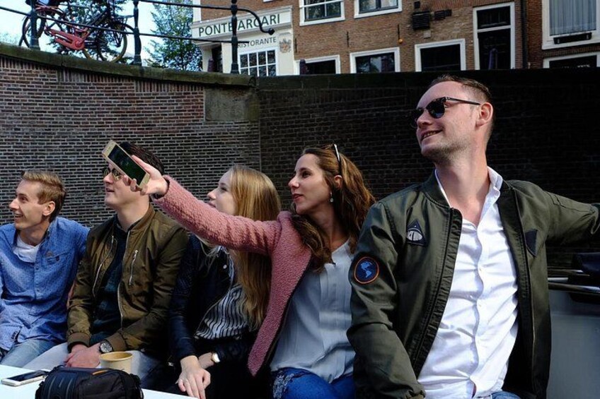 Amsterdam Small-Group Canal Cruise Including Snacks and Drinks 4