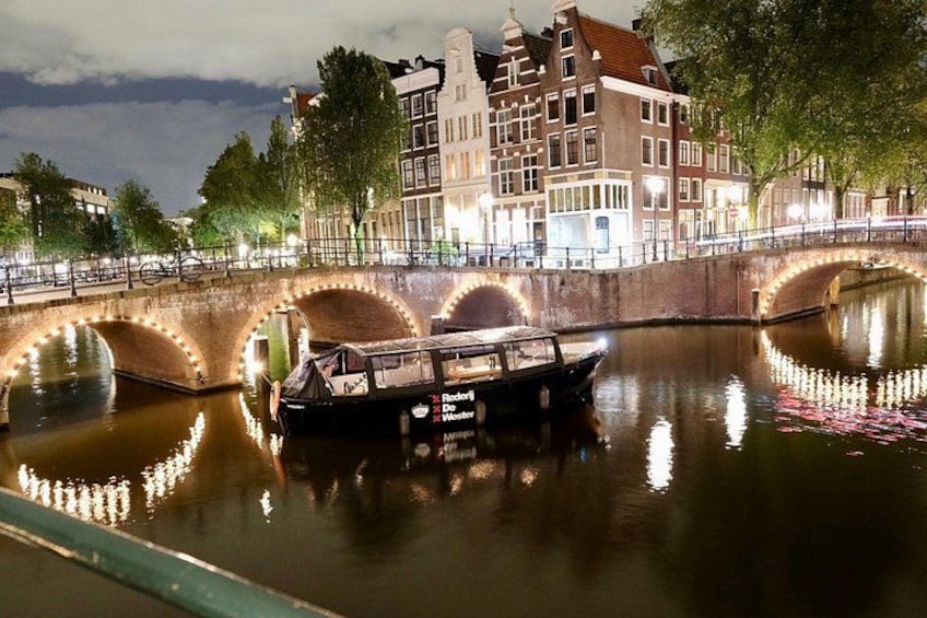 Amsterdam Small-Group Canal Cruise Including Snacks and Drinks 3