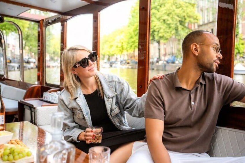 Amsterdam Small-Group Canal Cruise Including Snacks and Drinks 1