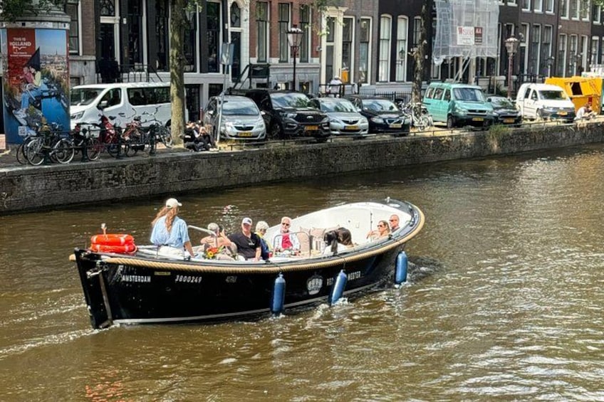 Amsterdam Small-Group Canal Cruise Including Snacks and Drinks 4