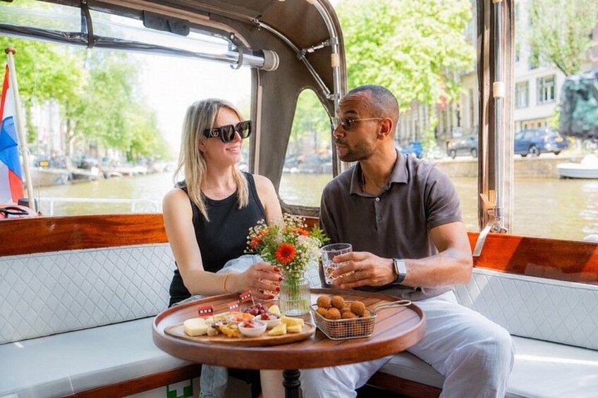 Amsterdam Small-Group Canal Cruise Including Snacks and Drinks 1