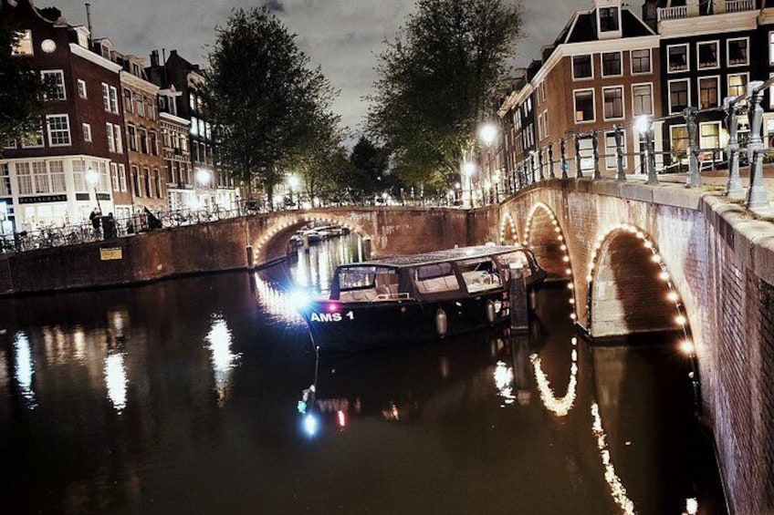 Amsterdam Small-Group Canal Cruise Including Snacks and Drinks 5