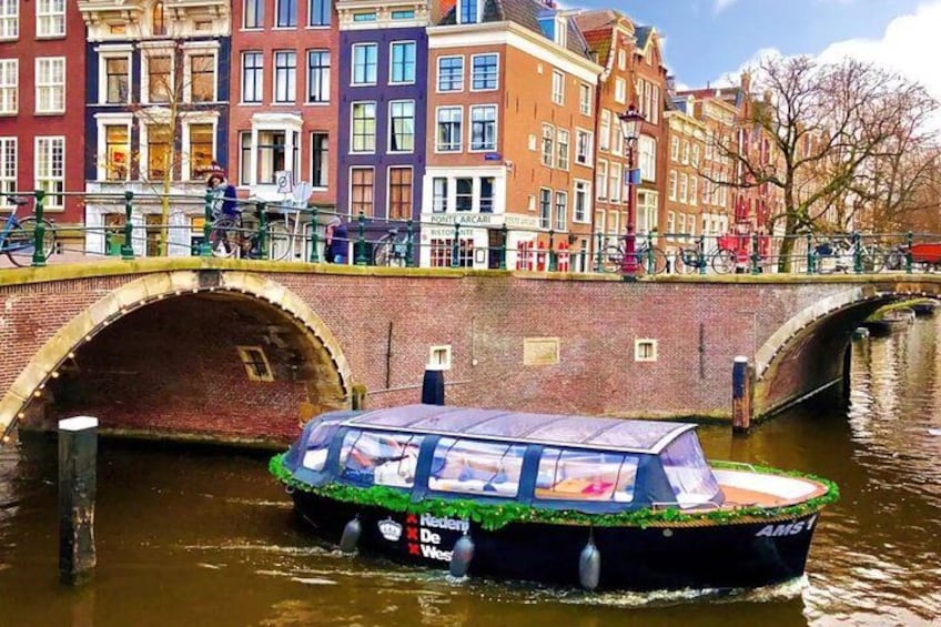 Amsterdam Small-Group Canal Cruise Including Snacks and Drinks 3