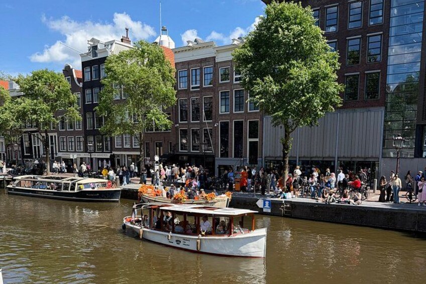 Amsterdam Small-Group Canal Cruise Including Snacks and Drinks 2