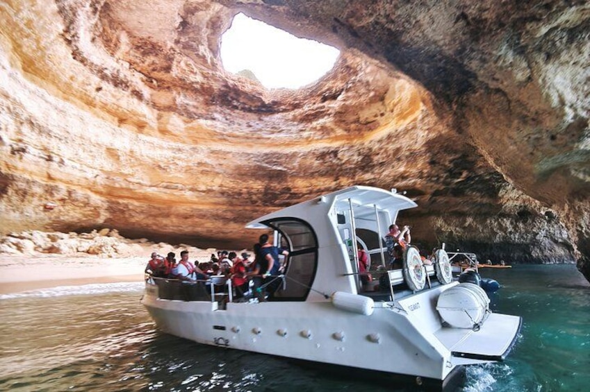 Ein Boot mit Passagieren in der Nähe einer großen Felsformation. 5
