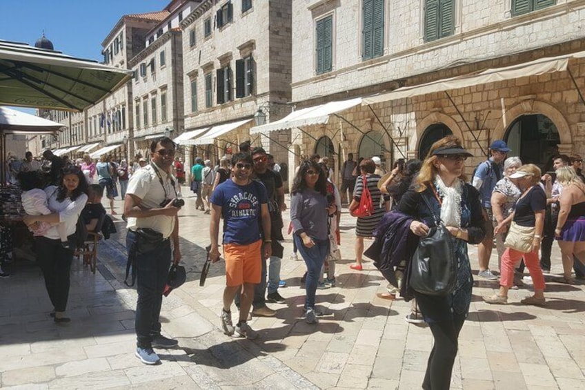 Un marché animé en plein air, où les gens se promènent et interagissent. 2