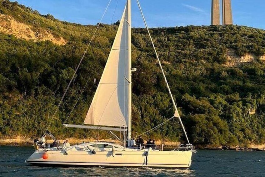 Lisbon Sailing Tour: 2-Hour Cultural Scenic Cruise with Wine 4