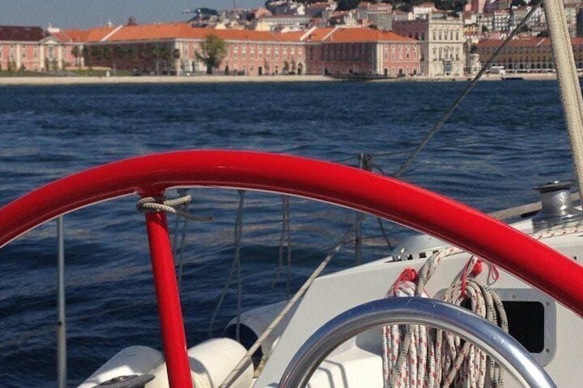 Lisbon Sailing Tour: 2-Hour Cultural Scenic Cruise with Wine 2