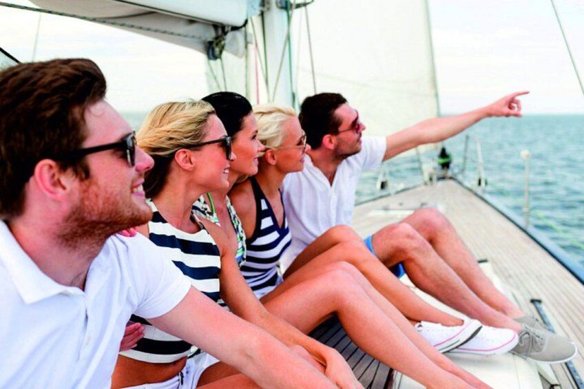 Lisbon Sailing Tour: 2-Hour Cultural Scenic Cruise with Wine 2