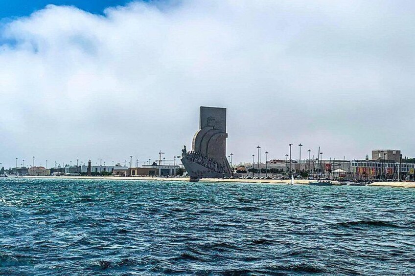 Lisbon Sailing Tour: 2-Hour Cultural Scenic Cruise with Wine 3