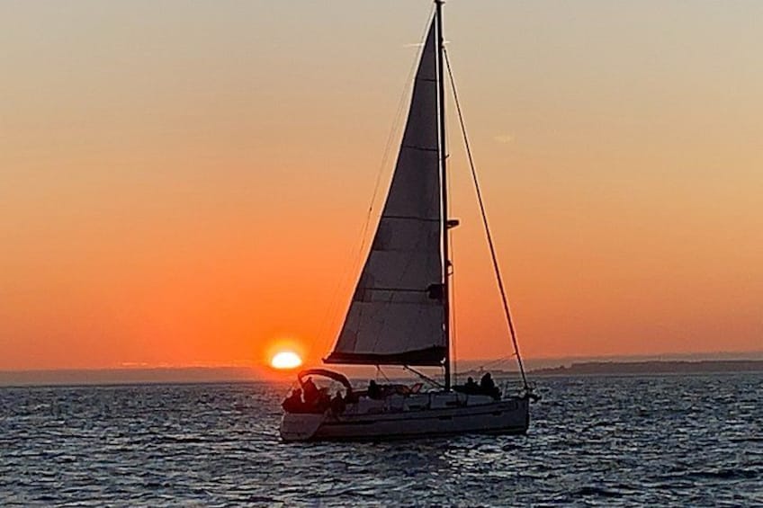 2 Hour Lisbon Sunset and Wine Sailing Tour 2