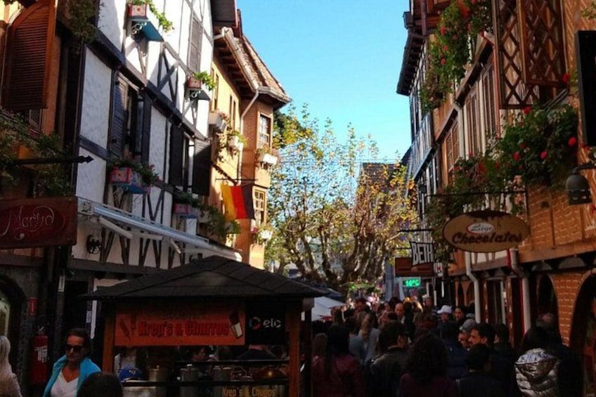 Una vivace strada con architettura europea tradizionale, tra cui edifici a graticcio e diversi negozi. 5