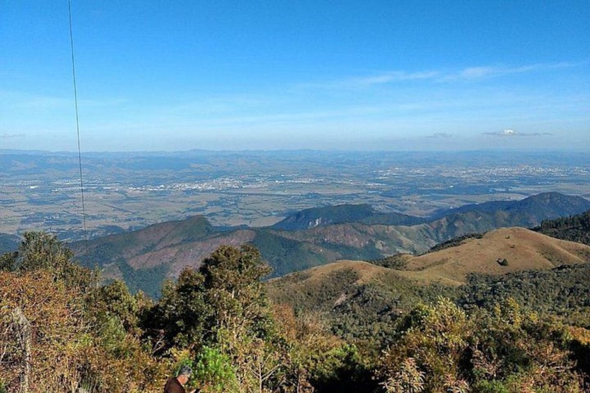 Paesaggio montuoso sotto un cielo sereno. 1