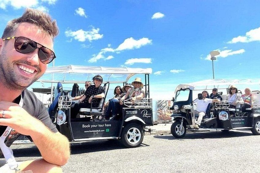 Ein Reisebus mit Fahrgästen und einem Mann mit Sonnenbrille. 2