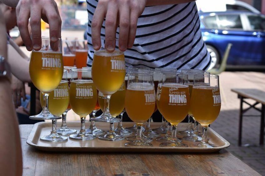 Un vassoio con bicchieri di birra, con l'etichetta 'Summer Beer Thing'. 5