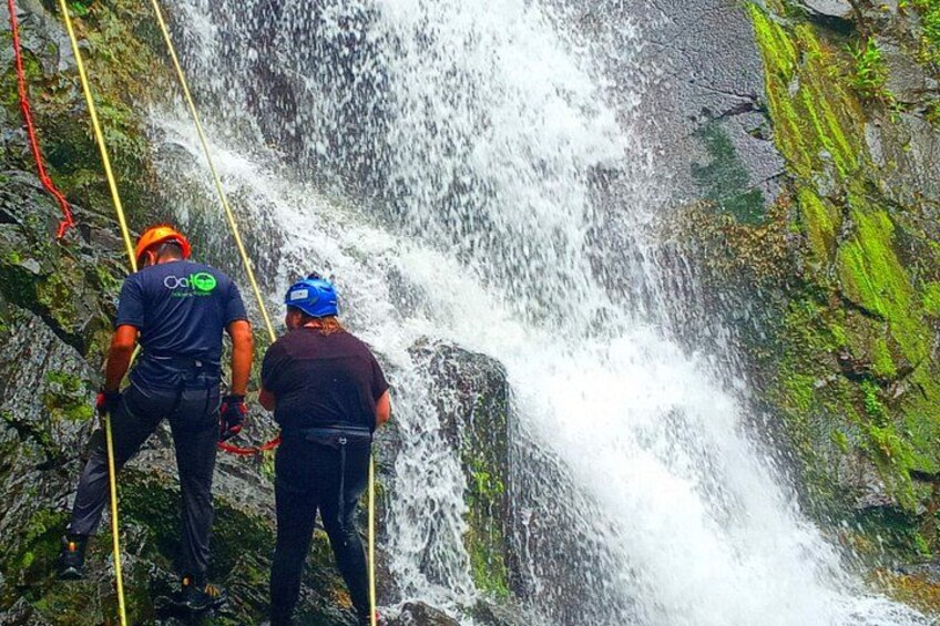 Due persone calano in corda doppia da una cascata. 5