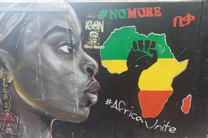 En mural med et kort over Afrika og teksten '#AfricaUnite'. 2
