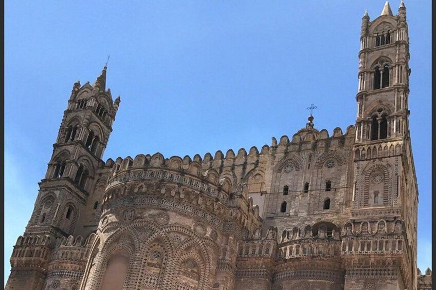 En historisk katedral med detaljerede stenskulpturer og to markante tårne. 2
