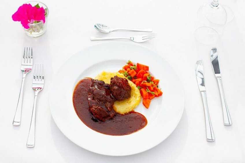En tallerken mad med kød, kartoffelmos og grøntsager. 4