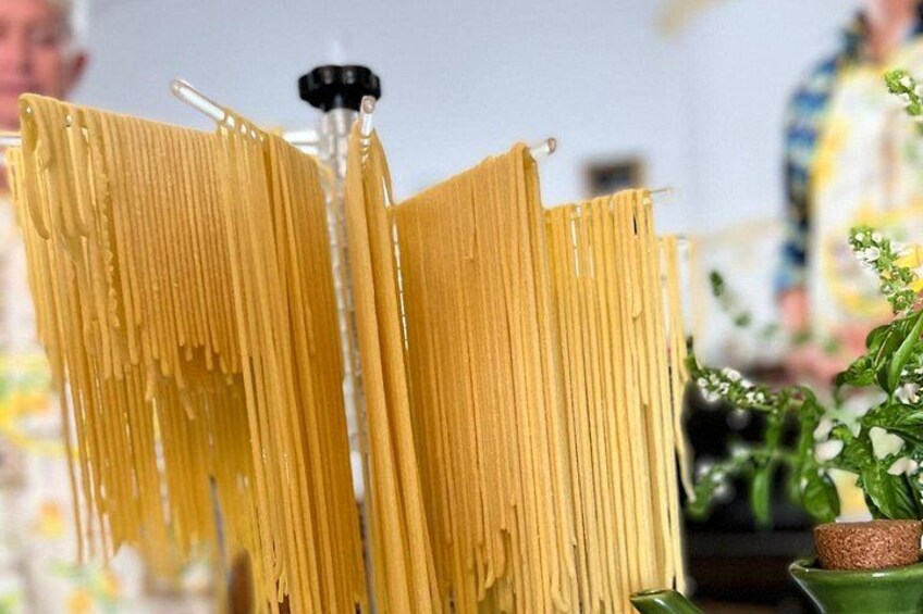 Una máquina para hacer pasta con largos fideos. 2