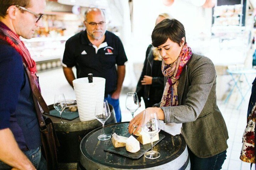 Des personnes participent à un événement consacré à la gastronomie et aux boissons, et une femme y sert de la nourriture et du vin. 3