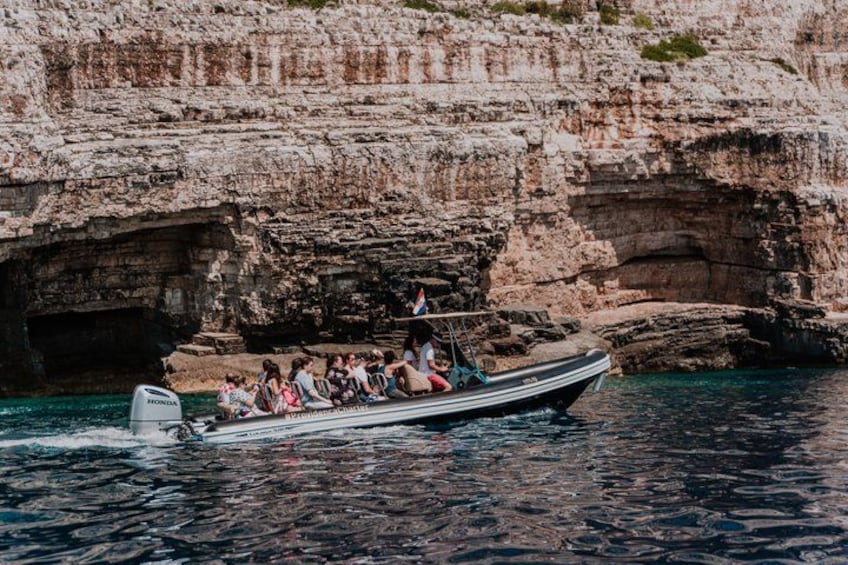 Un bateau transportant des passagers près de falaises rocheuses. 5