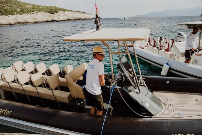 Un bateau avec un pont couvert, un homme debout à la proue et une côte rocheuse en arrière-plan. 3