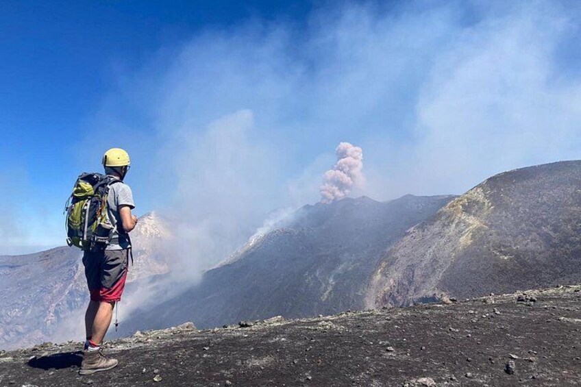 Emissioni di Cenere dal cono di scorie all'interno della Voragine del Cratere Centrale 5