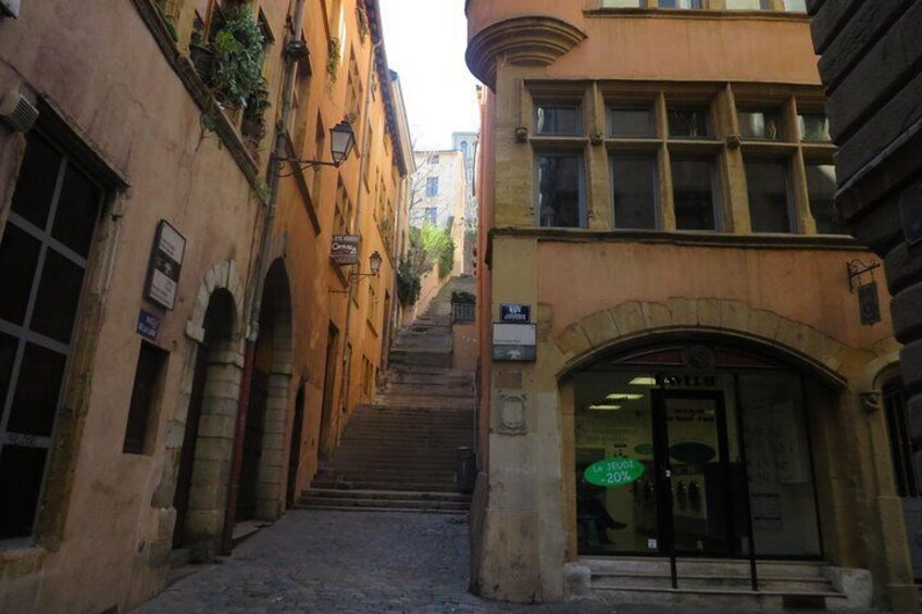 Eine enge Straße mit einer Treppe, die zu einem Hauseingang führt. 1