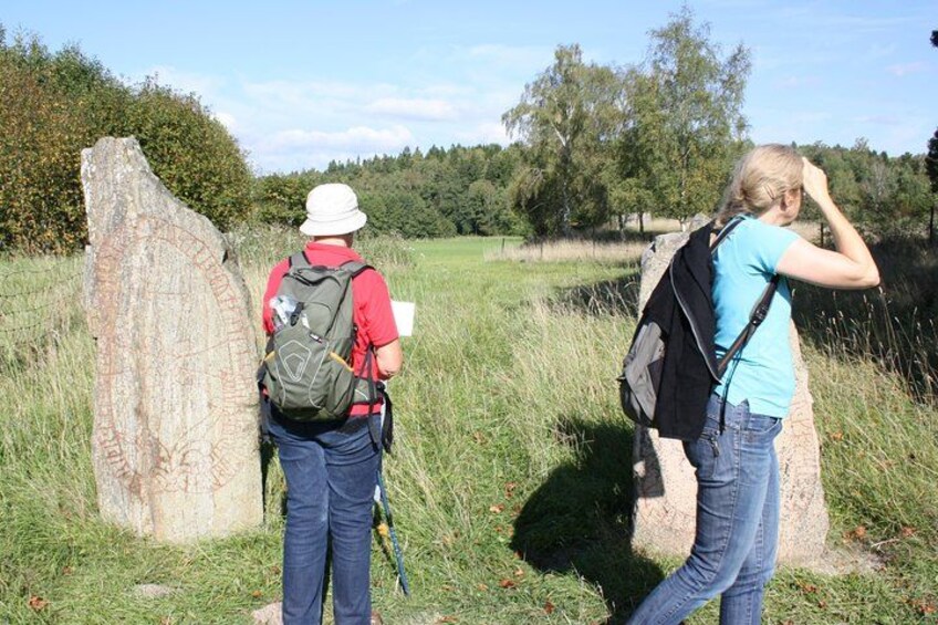 Guests at Broby bro gravefield. 2