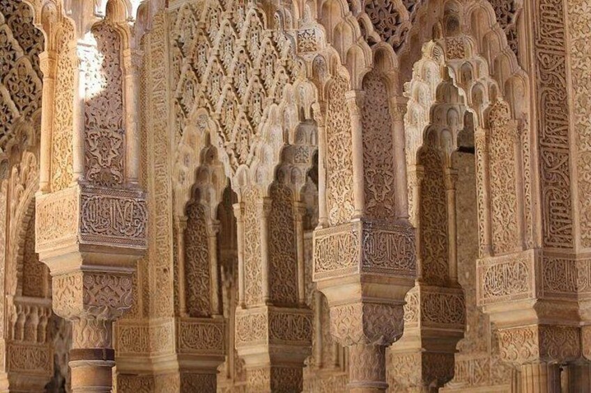 Arquitectura islámica detallada con elaborados relieves y arcos. 2