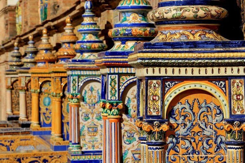 Columnas de cerámica ornamentadas con diseños intrincados y colores vivos. 5