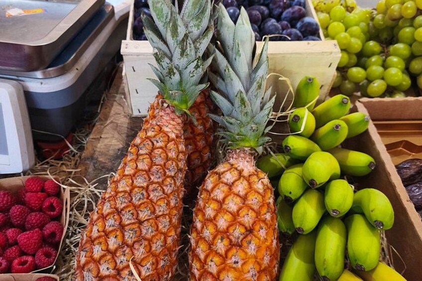 Ananas, bananer og druer på et marked. 3