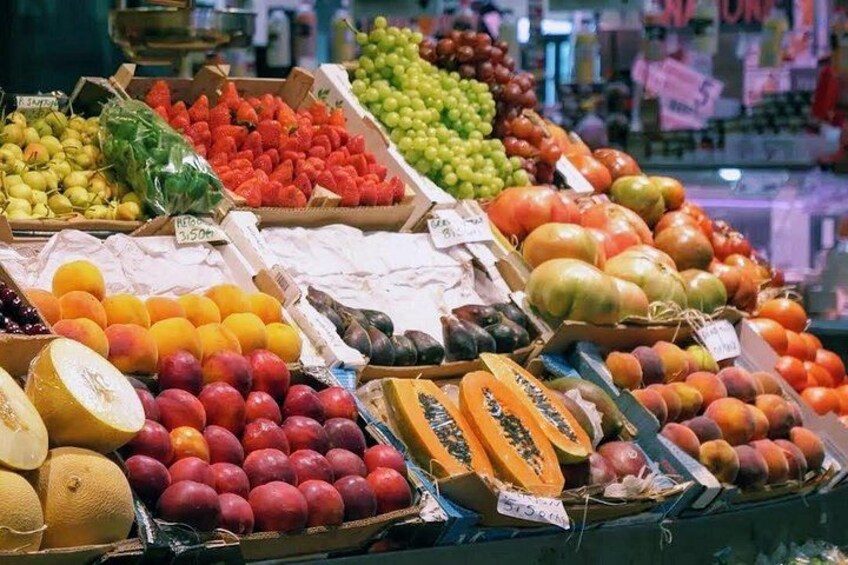 Variedad de frutas y verduras expuestas en un mercado. 2