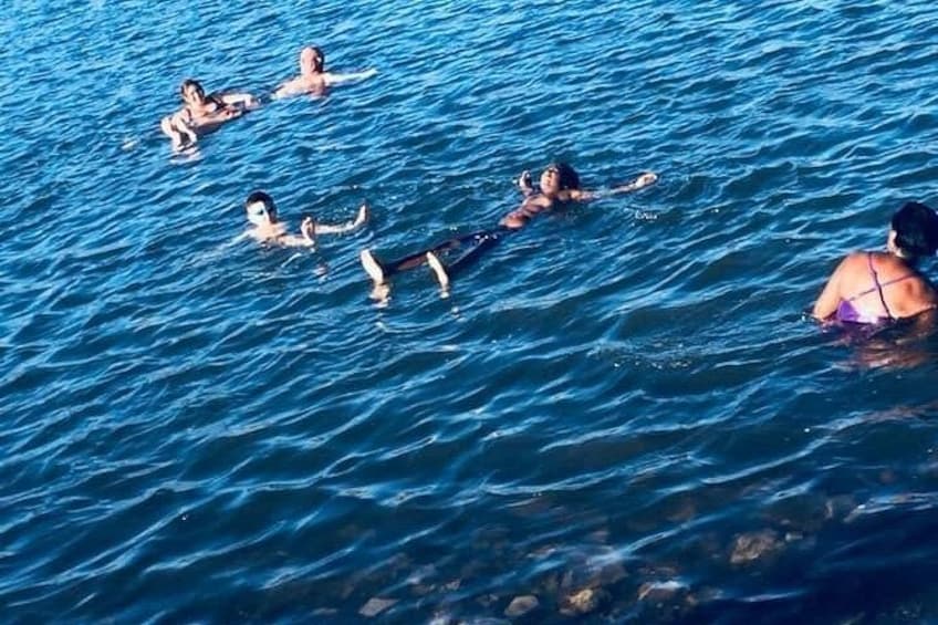 Des personnes qui nagent dans une étendue d'eau. 5